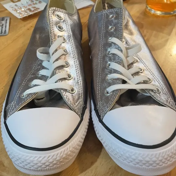 converse gunmetal silver tennis shoes 12