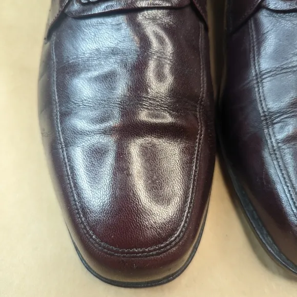 Florsheim Shoes men's size 11 EEE  dress loafer brown leather. Woven rope accent