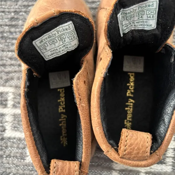 Freshly Picked boy brown leather pull on high tops shoes size 8