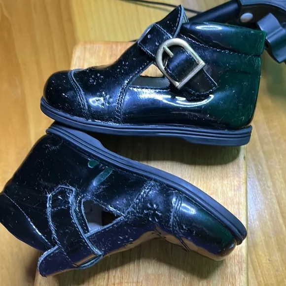 Hannah Andersson patent leather T bar shoes perforated flower gold buckle rare