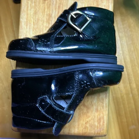 Hannah Andersson patent leather T bar shoes perforated flower gold buckle rare