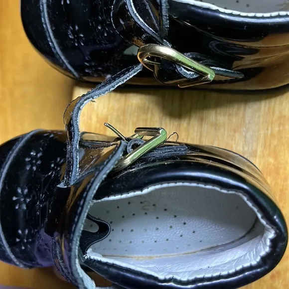 Hannah Andersson patent leather T bar shoes perforated flower gold buckle rare