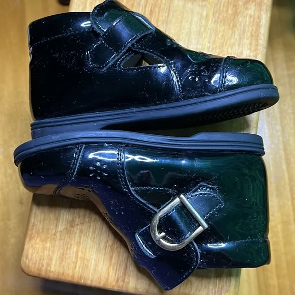 Hannah Andersson patent leather T bar shoes perforated flower gold buckle rare