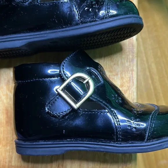 Hannah Andersson patent leather T bar shoes perforated flower gold buckle rare
