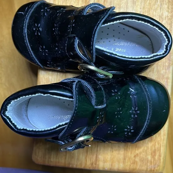 Hannah Andersson patent leather T bar shoes perforated flower gold buckle rare