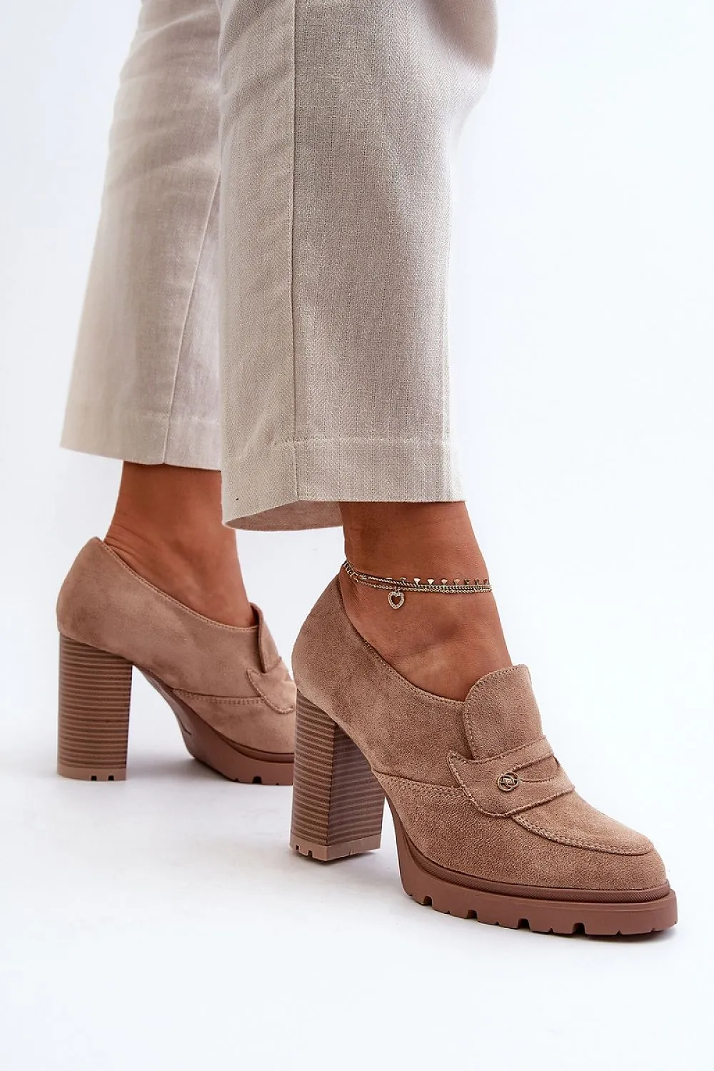 Heeled low shoes