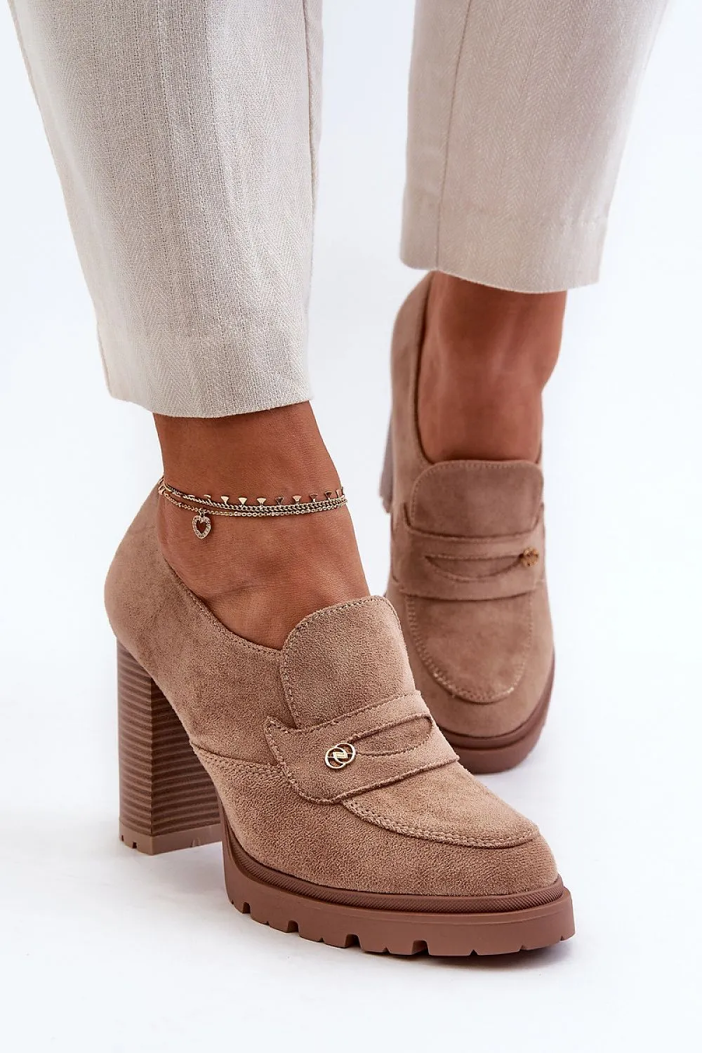 Heeled low shoes
