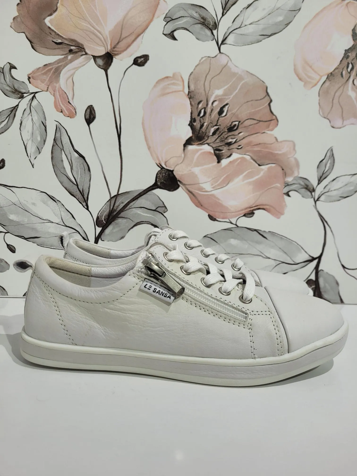 Iskon White by Le Sansa
