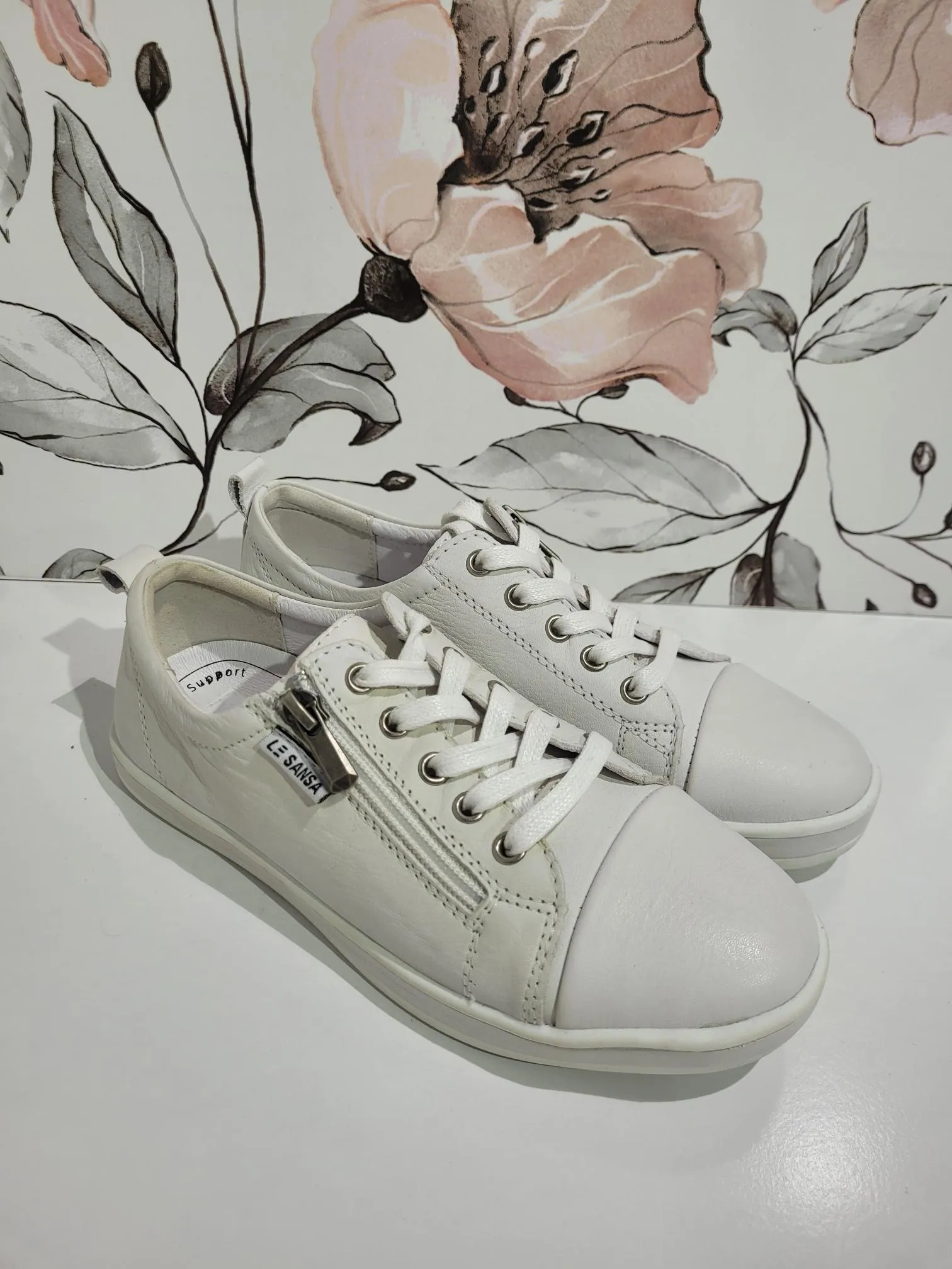 Iskon White by Le Sansa