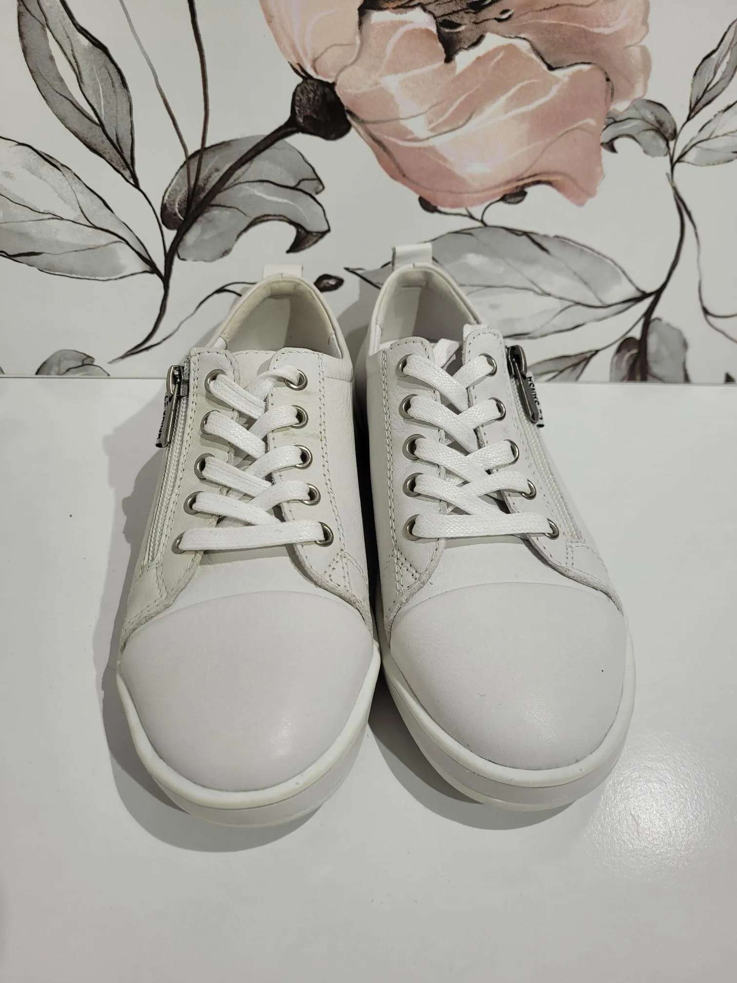 Iskon White by Le Sansa
