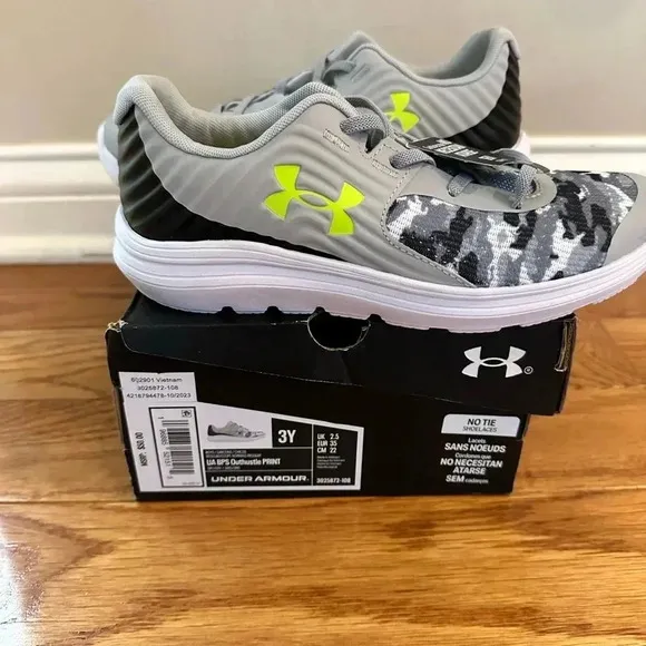 New boys Under Armour Kid's Grade School Outhustle Shoes camo Size 3Retail $75