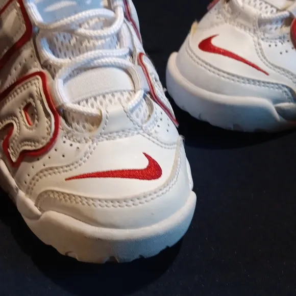 Nike Air more Uptemo(Pippen) sz 1 youth kids. White varsity red