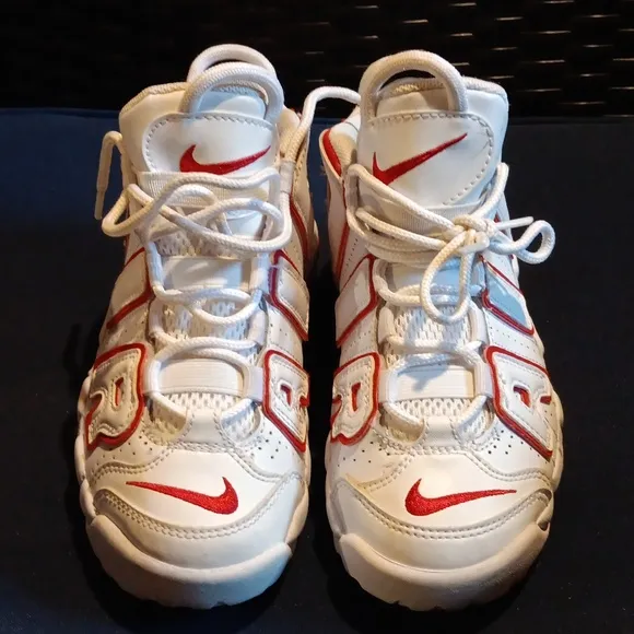 Nike Air more Uptemo(Pippen) sz 1 youth kids. White varsity red