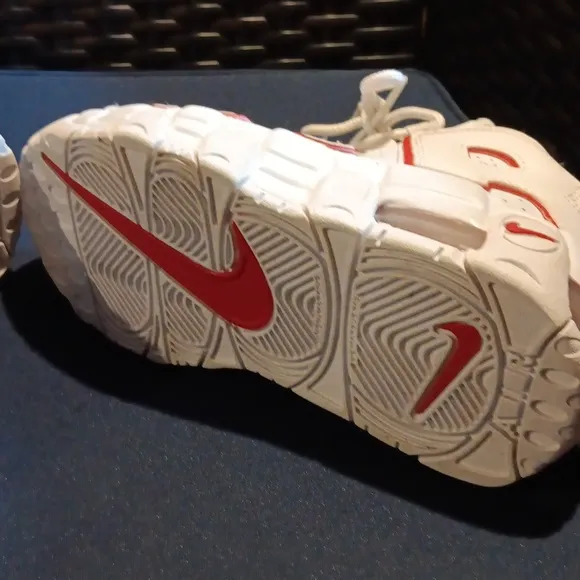 Nike Air more Uptemo(Pippen) sz 1 youth kids. White varsity red