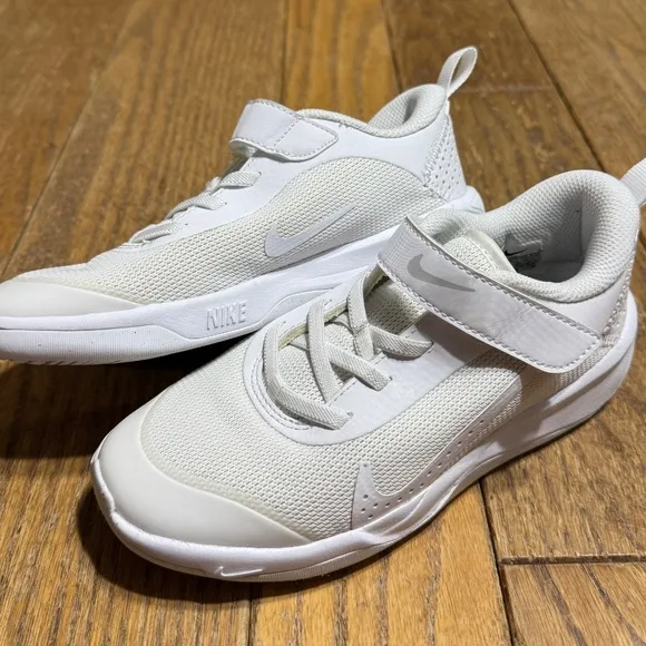 Nike Omni Multi Court Sneakers Running Shoes Youth Unisex Size 1 White Platinum