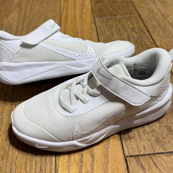 Nike Omni Multi Court Sneakers Running Shoes Youth Unisex Size 1 White Platinum