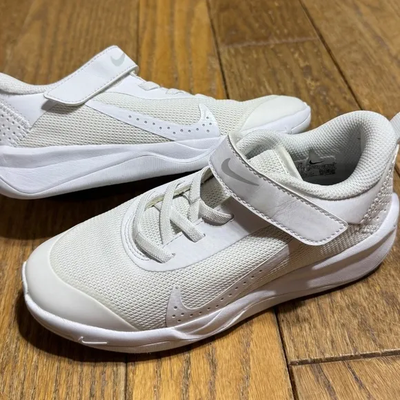Nike Omni Multi Court Sneakers Running Shoes Youth Unisex Size 1 White Platinum
