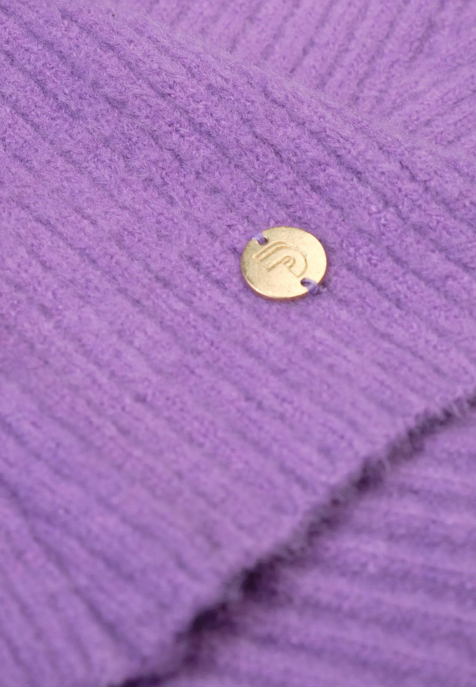 Pull femme violet avec tressage ligné et col haut