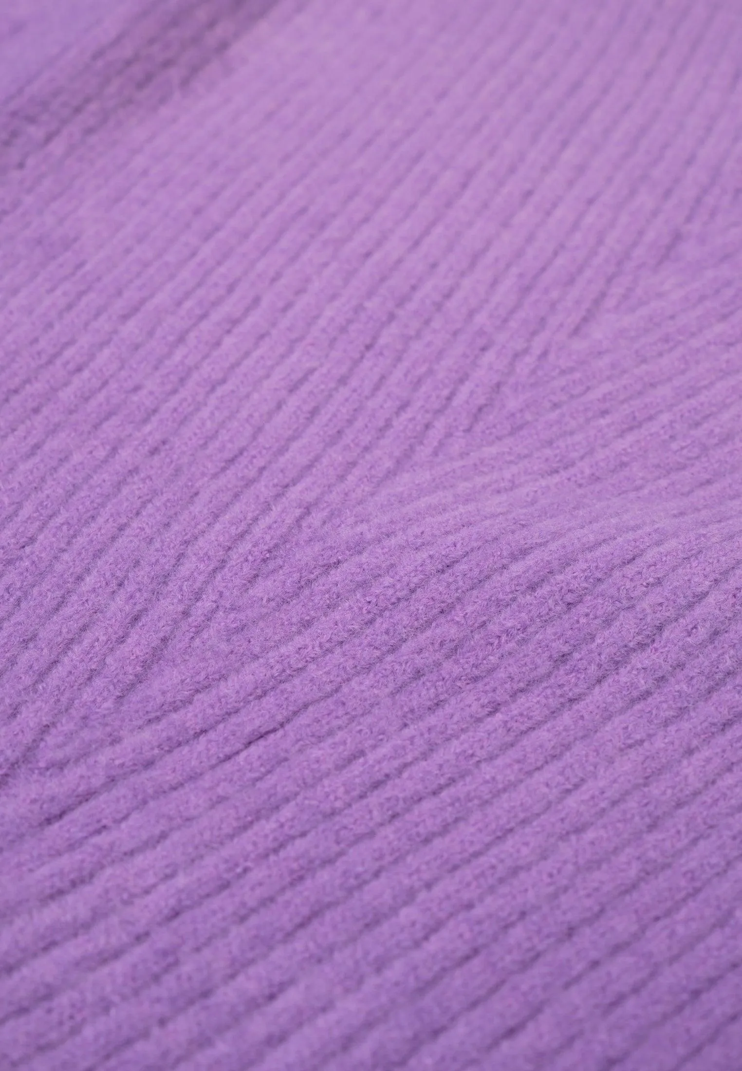 Pull femme violet avec tressage ligné et col haut
