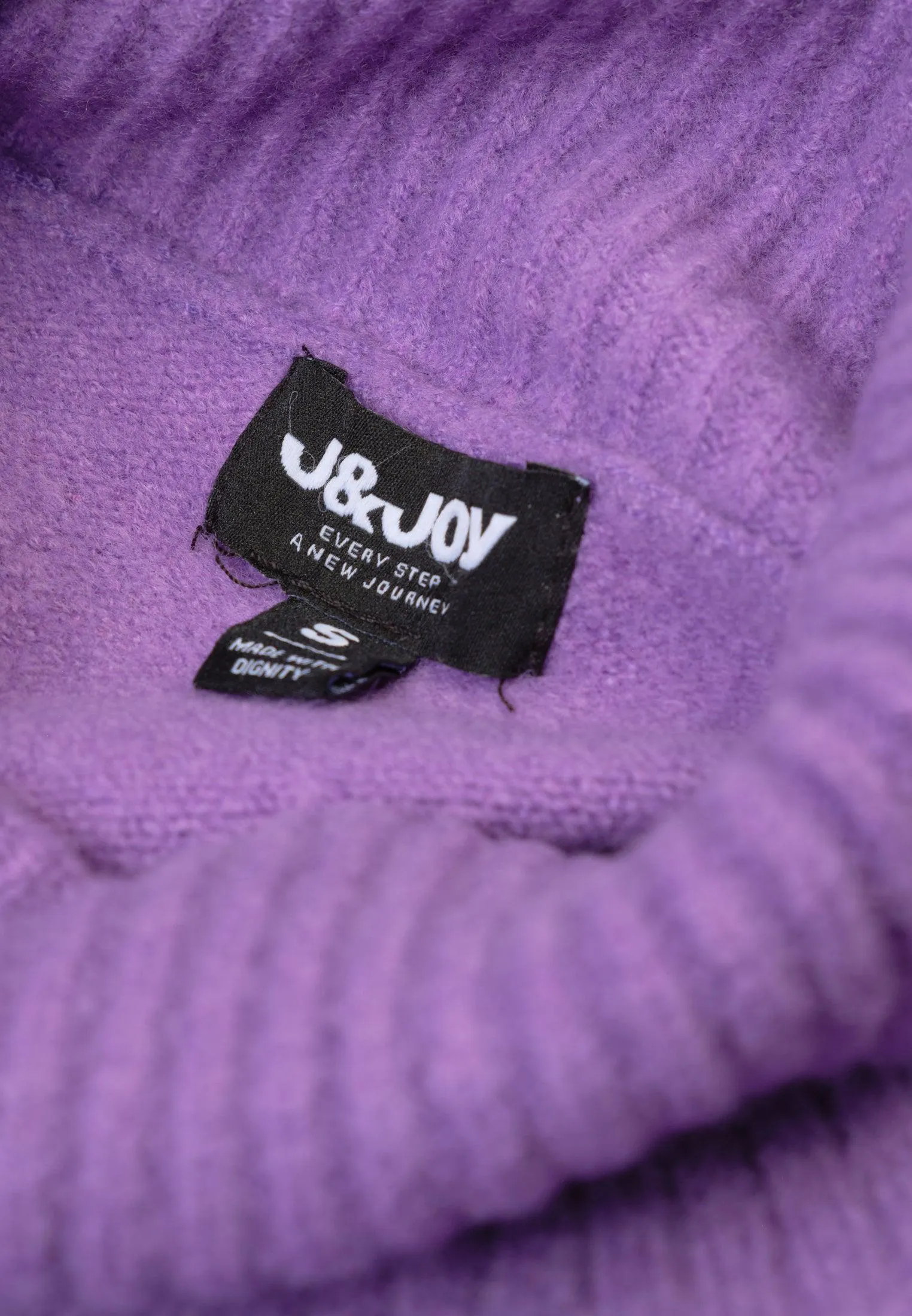Pull femme violet avec tressage ligné et col haut