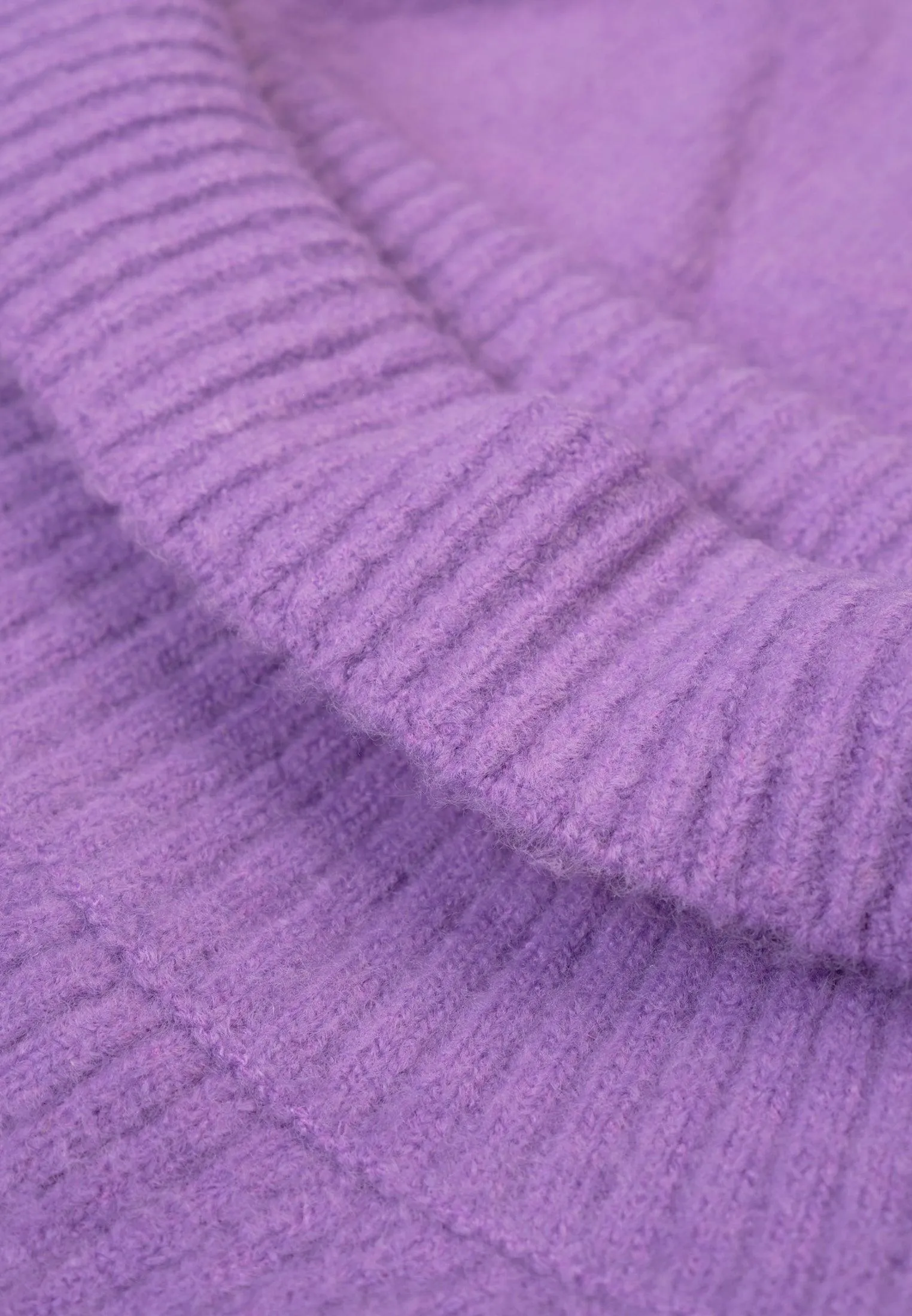 Pull femme violet avec tressage ligné et col haut