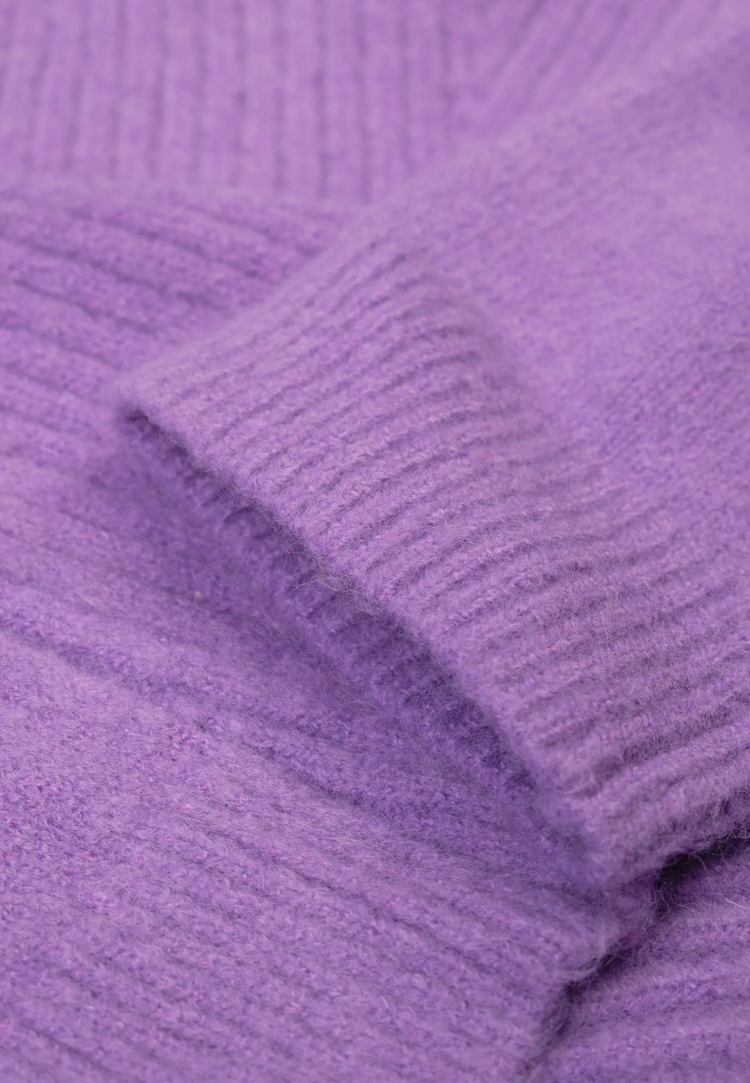 Pull femme violet avec tressage ligné et col haut