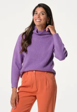 Pull femme violet avec tressage ligné et col haut