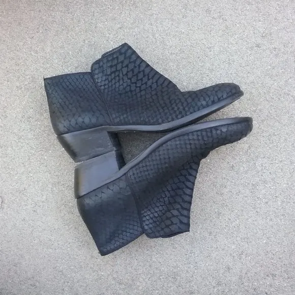 Sam Edelman Black Snake Embossed Petty Booties Size 6