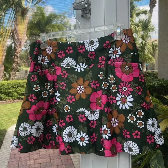 Smith &amp; Quinn Flounce Skort Sz M Green Floral Golf Tennis Stretch Like New Skirt