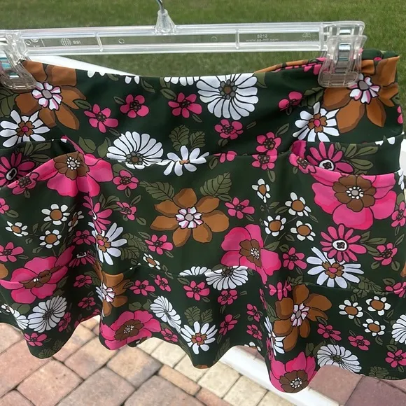 Smith &amp; Quinn Flounce Skort Sz M Green Floral Golf Tennis Stretch Like New Skirt