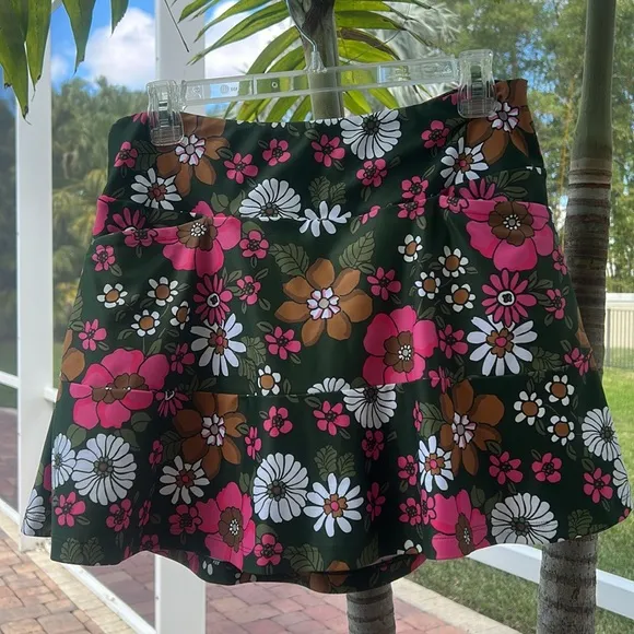 Smith &amp; Quinn Flounce Skort Sz M Green Floral Golf Tennis Stretch Like New Skirt